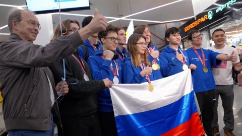 В Москве встретили школьников, которые завоевали 10 медалей на Международной Менделеевской олимпиаде