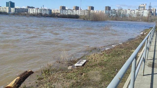 Наводнение в Оренбурге 16 апреля 2024 года 15:00 с риском продвигаемся по улице Уральской вода ушла