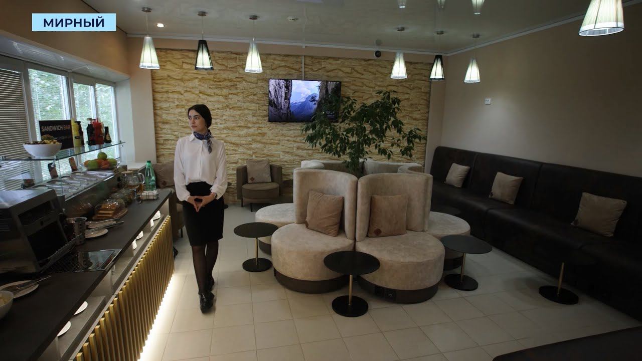 Бизнес-зал с едой и напитками для всех пассажиров открыли в Мирнинском аэропорту