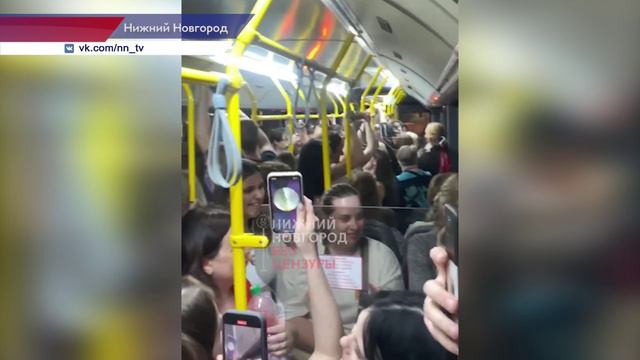 Нижегородцы спели гимн России в городском автобусе