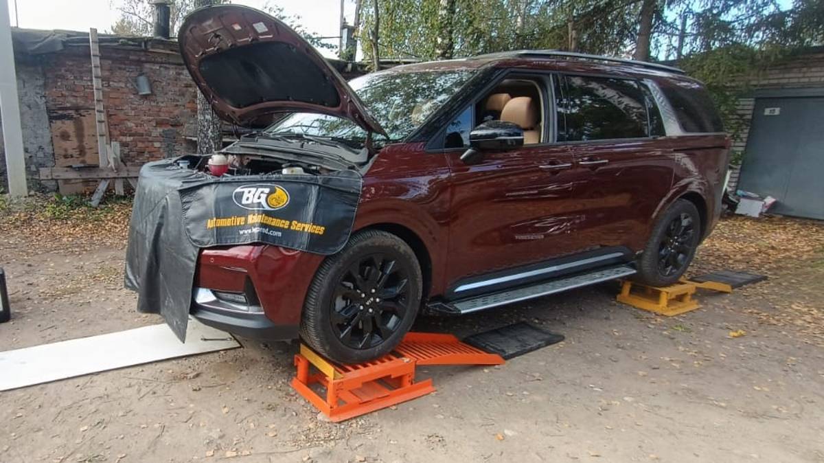 Замена тормозной жидкости аппаратом под давлением в Kia Carnival 2.2 CRDi