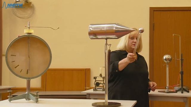 Лекция №2 по курсу "Электричество и магнетизм" (Петухов В.А.)