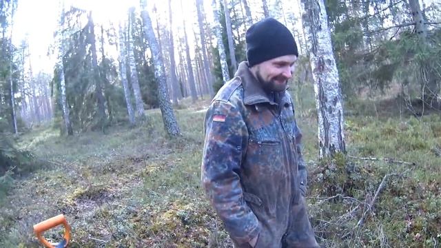 Закопаны в лесу схроны вещей и продуктов!!!Коп 2020