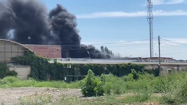 Ещё кадры с места пожара на складе по улице Таганрогская.