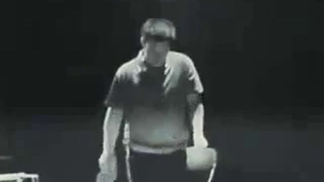 Bryus Li igraet v nastol'nyj tenis