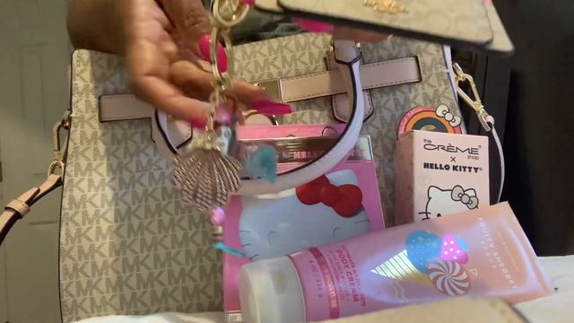 💕🎀💕 WHAT'S IN MY BAG: MICHAEL KORS HAMILTON IN POWDER BLUSH AND VANILLA 
💕🎀💕