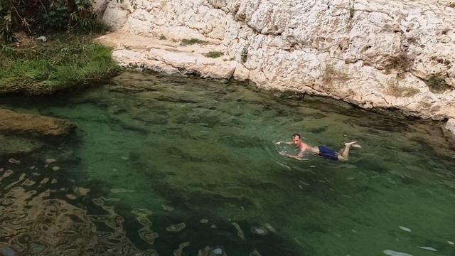 Очень тёплая вода!Плыву по Вади!