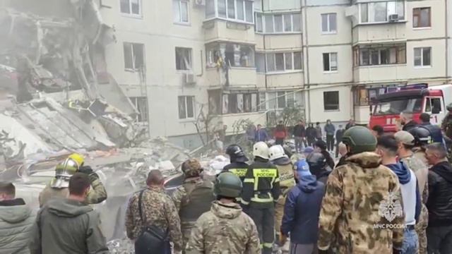 Спасатели продолжают искать выживших на месте трагедии в Белгороде.