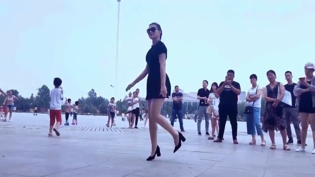 Шафл на каблуках 🔥 танцует красавица Цинцин