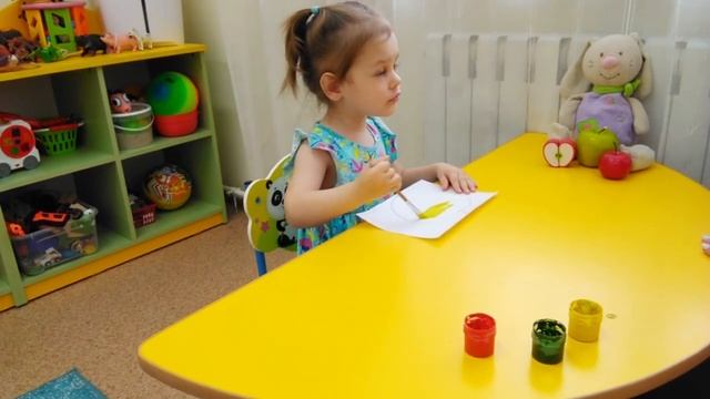 Сиреневая младшая группа. Рисование яблоко для зайчика
