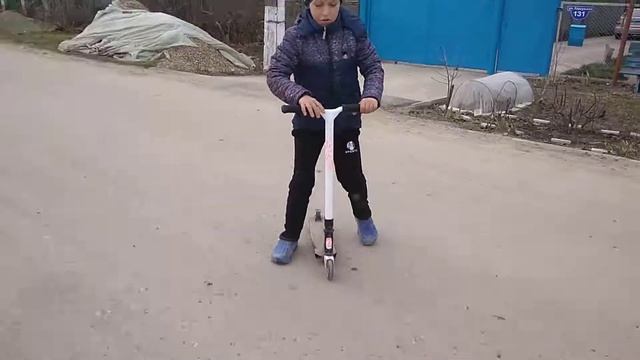 Учу делать трюки на трюковом самокате в реальной жизни