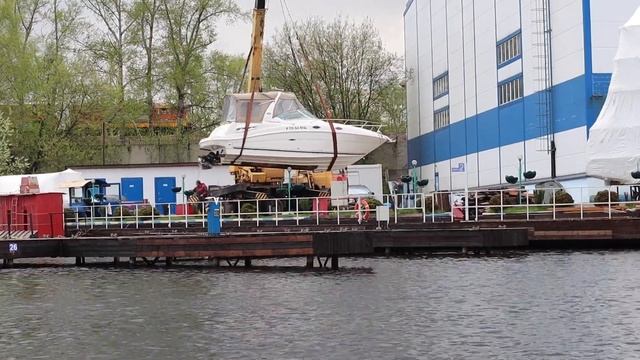 Спуск катера краном на воду. Открытие навигации. Сезон 2020