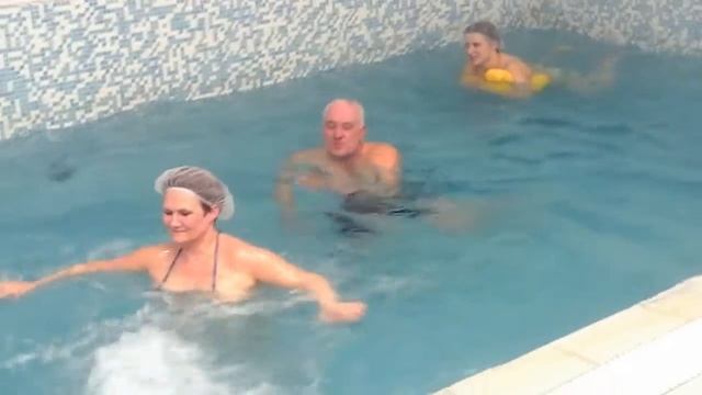 Мы идем в сауну с большим бассейном
