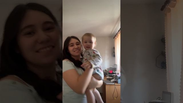 Эмилия с мамой пока братья в садике