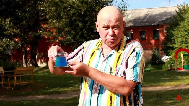 Чем удерживается вода в перевёрнутом стакане?