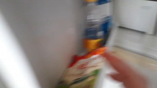 Сестра готовит кушать