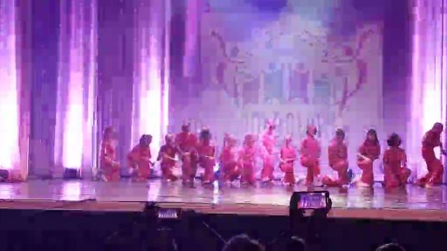 Танец под Аббу "Девчонки в розовом".