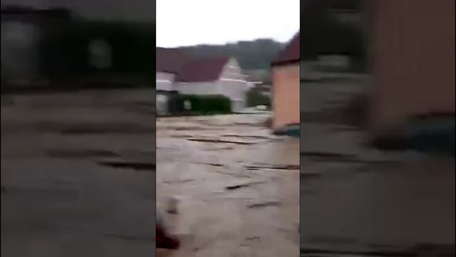Машины сгрудились во время наводнения в Австрии