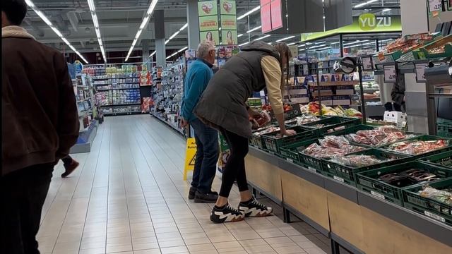 Reactions to a 6ft7 tall woman while doing grocery shopping