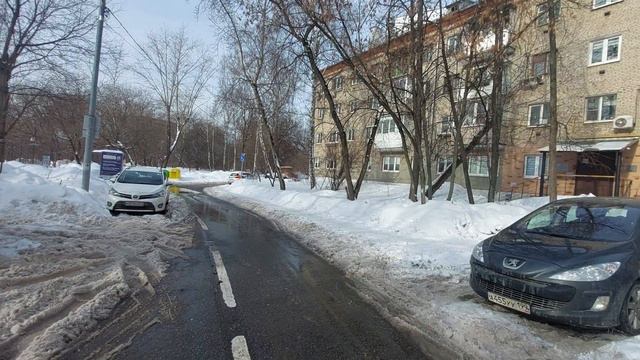 Сегодня сил хватило почистить от снега только на один тротуар