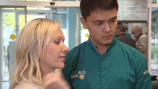 Мария Бутырская тестирует мобильное приложение ЕМИАС.