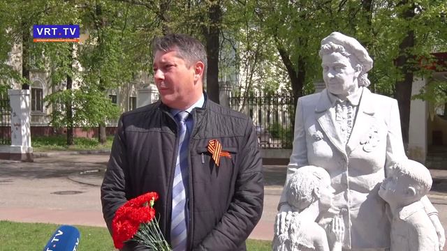 Торжественные сборы у мемориальных досок в преддверии Великой Победы.