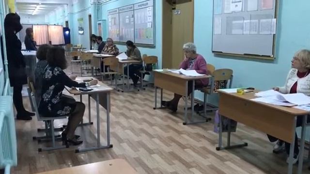 Сверка списков избирателей с числом бюллетеней на избирательном участке в Екатеринбурге