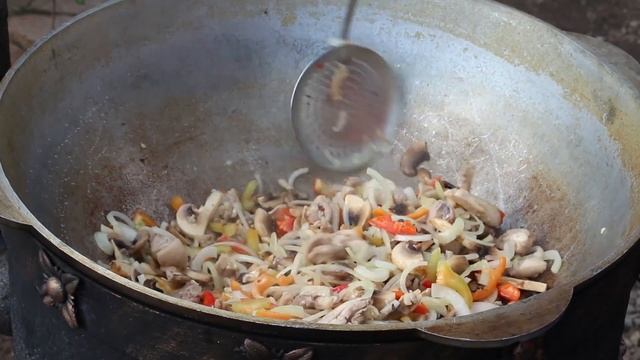 БИГУС с КУРИЦЕЙ в КАЗАНЕ. Рецепт тушеной капусты с мясом. ENG SUB.