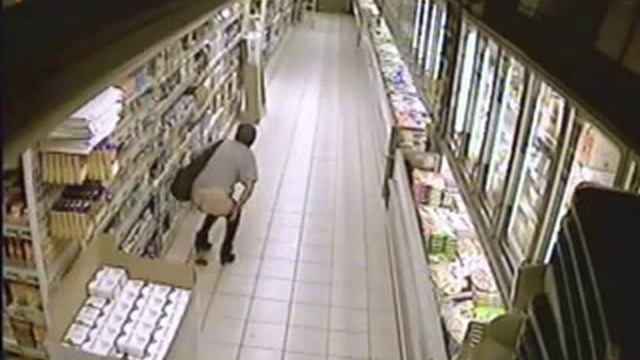 Баба посрала в магазинеXD