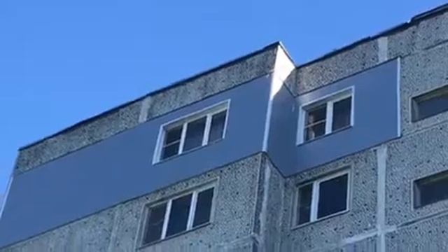 Альпинисты утепляют промерзающих стены многоквартирных домов.