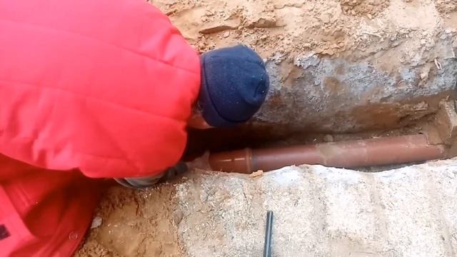 Делают септик. Выгребную яму
