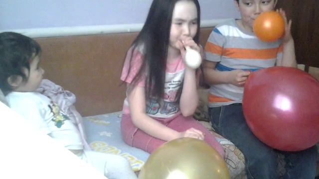 Челонджь с братом кто больше надует шарик