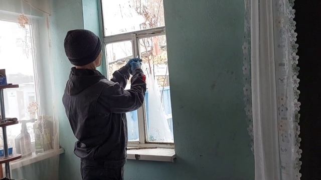Купили дом год назад.  Работает и шутит на все 100% .Поставили дверь и окно.