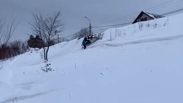 падение на снегоходе