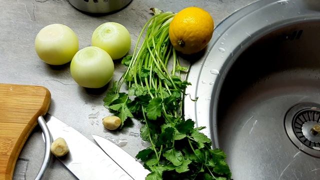 шашлык из бычьих яиц, мякоти свинины, свиные ребрышки