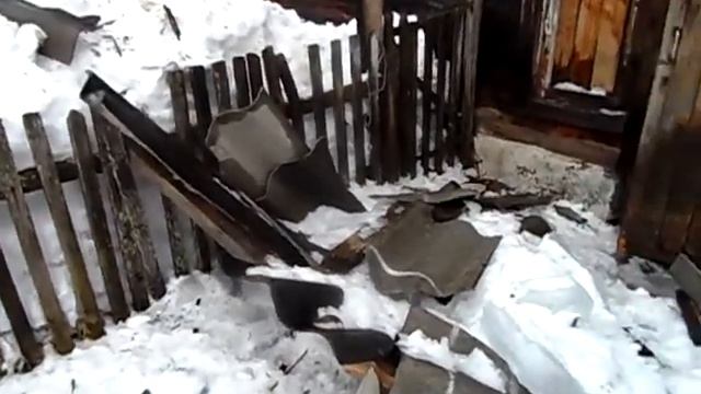Март. Льдина с крыши разбила навес у второго подъезда. Пострадавших нет.