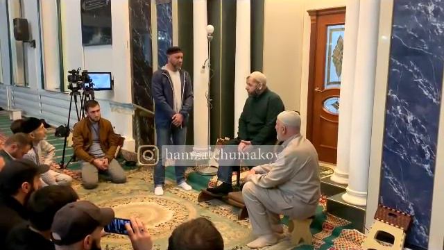 Парень принимает Ислам в Насыр-Кортской мечете 10.05.2019г.