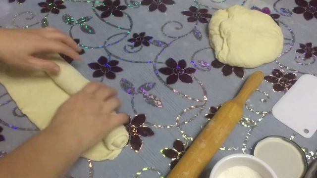 Сдобная выпечка , рогалики с абрикосовым джемом??и булочки вертушки