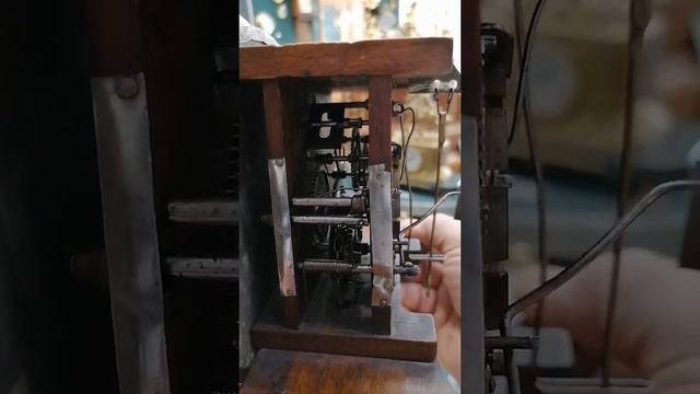 ИНТЕРЕСНЫЕ ХОДИКИ ОТ Г.МОЗЕРА ОБРАЗЦА 1876 г. МЕХАНИЗМ С ДЕРЕВЯННЫМИ ПЛАТАМИ , ЧУЖИЕ МАЯТНИК И ГИРИ