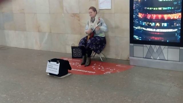 Королева балалайки исполняет "Валенки".