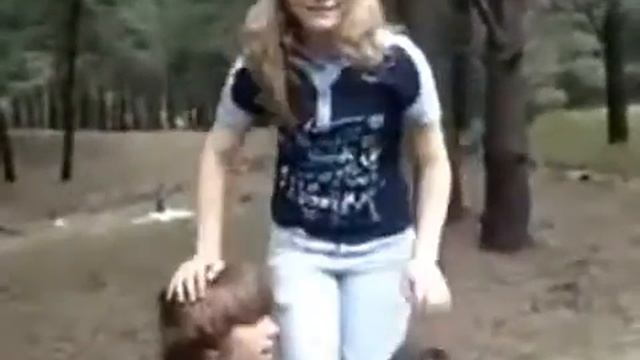Девушка пытается сделать сальто назад