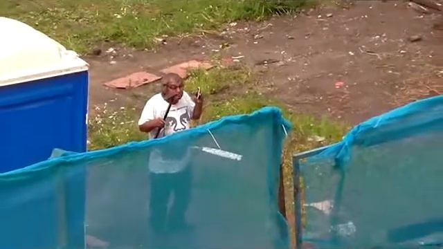 Мужчина с востока танцует ж