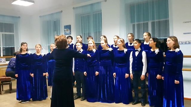 С. Смирнов , "Счастье приходит с песней" 
Детский хор "Эхо"