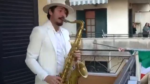 Саксофон заиграл в знак поддержки людям,В Италии!!!