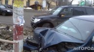 В Нижнем Новгороде легковушка угодила в столб после столкновения с внедорожником