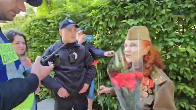 Полиция в Киеве не пустила пенсионерку в советской форме к памятнику в Парке Славы