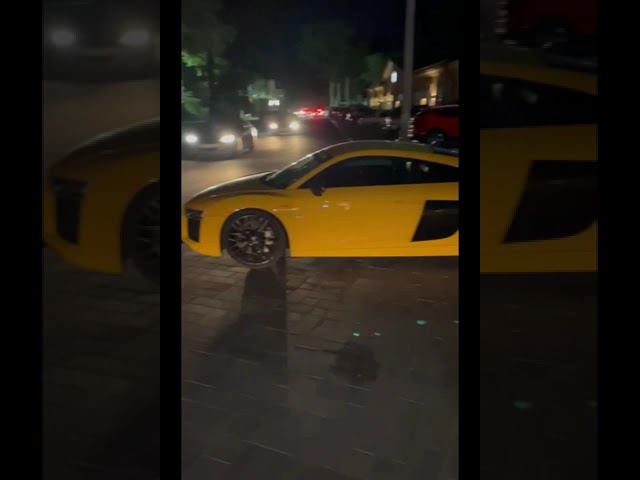 жёлтенькая Audi R8