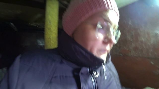 Дед учит с Фадеем историю. Слазили в подвал. Дневная кормёжка коровы. О проблемах в школе.