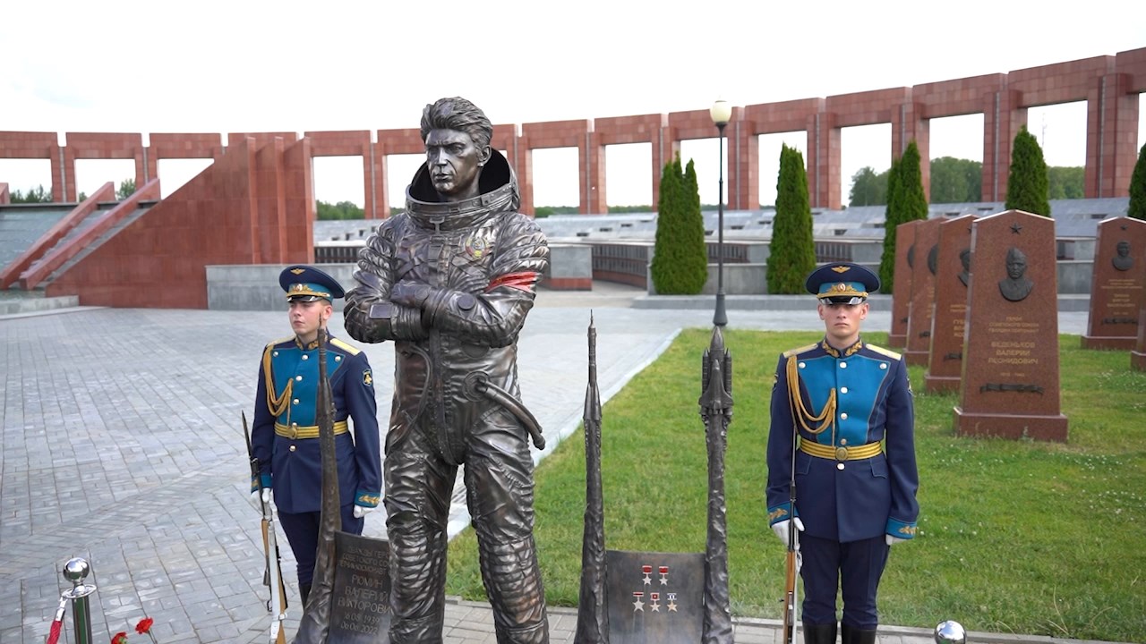 (12+) Бронзовый герой: в Мытищах открыли памятник Валерию Рюмину