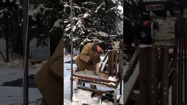 Мобильный винтовой дровокол c двухзаходной морковкой на бензиновом двигателе от сайта oDrova.ru